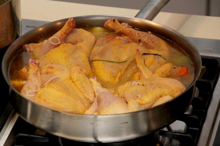 pollito relleno sobre las verduras y caldo